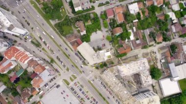 Novi Sad 'ın hava manzaralı bir şehrinde trafik