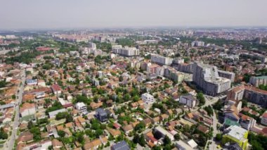 Sırbistan 'ın Novi Sad kenti üzerindeki İHA uçağı bulutlu bir günde