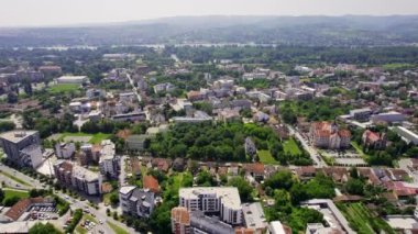 Sırbistan 'ın Novi Sad kenti üzerindeki İHA uçağı bulutlu bir günde