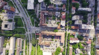 Sırbistan 'ın Novi Sad kenti üzerindeki İHA uçağı bulutlu bir günde