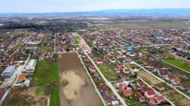 Sırbistan 'ın Novi Sad kenti ve sanayi bölgesinin üzerinde insansız hava aracı uçuşu