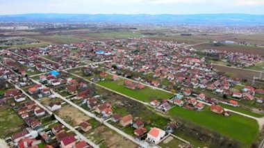 Sırbistan 'ın Novi Sad kenti ve sanayi bölgesinin üzerinde insansız hava aracı uçuşu