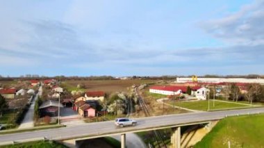 İnsansız hava aracı üstgeçidin üzerinden uçarak tarım alanlarına ve sanayi bölgesine doğru gidiyor.