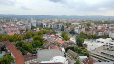 Sırbistan 'ın Novi Sad kenti üzerindeki İHA uçağı bulutlu bir günde