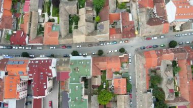 Novi Sad Sırbistan 'da park edilmiş güzel hava görüntüleri veya renkli çatı ve arabalar