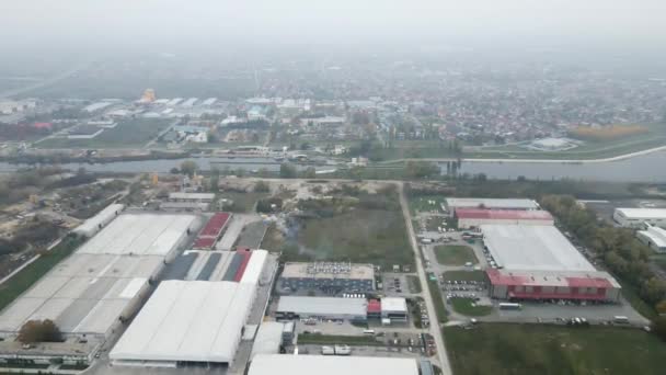 Zdjęcia Lotnicze Obszaru Przemysłowego Novi Sad Dunaju Mglisty Jesienny Dzień — Wideo stockowe