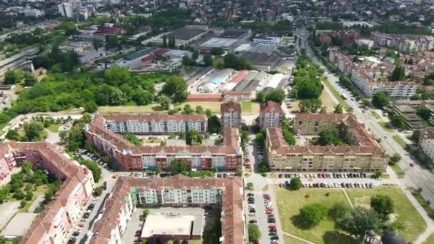 위에서 Novi Sad의 주거용 단지와 정교회 — 비디오