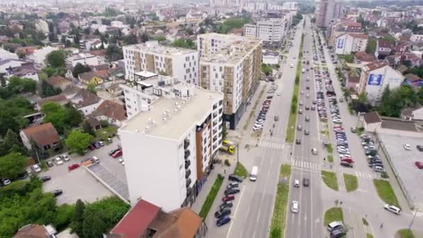 Let Dronem Nad Městem Novi Sad Srbsko Oblačném Dni — Stock video