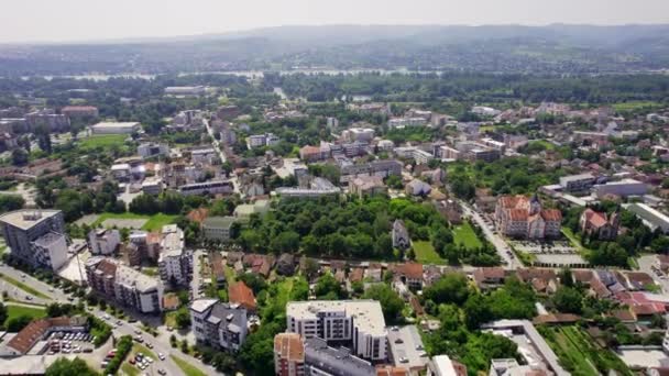 Drone Vlucht Boven Novi Sad Stad Servië Bewolkte Dag Stockvideo