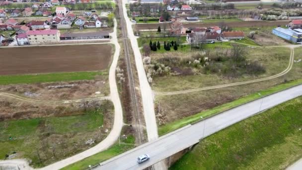 セルビアのノヴィ サドの鉄道を取り巻く家屋とフィールドの空中ビュー — ストック動画