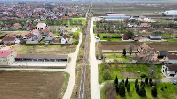 Vista Aérea Del Ferrocarril Que Atraviesa Suburbio Novi Sad Serbia — Vídeos de Stock