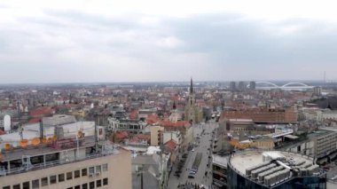 Novi Sad Sırbistan 'ın şehir merkezi havadan izlendi