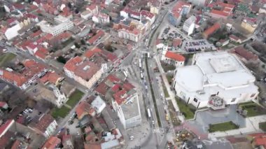 Novi Sad şehir merkezinde yoğun trafik yukarıdan izlendi