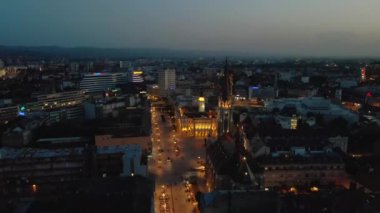 Akşamları Novi Sad 'ın hava manzarası