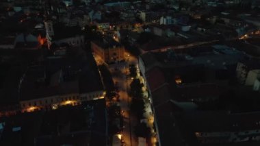Novi Sad Sırbistan 'da insanlar akşam kent meydanında yürüyorlar