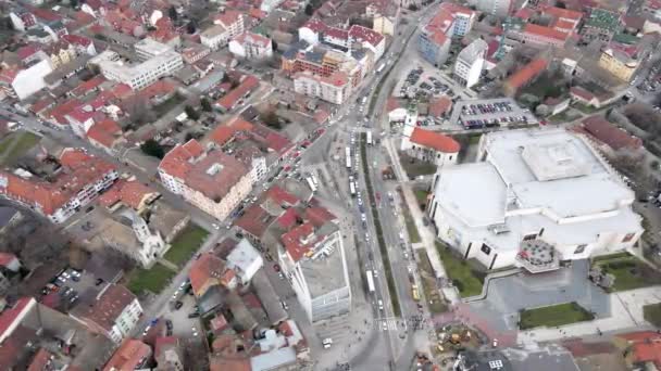 诺维萨德市中心繁忙的交通 从上方看 — 图库视频影像