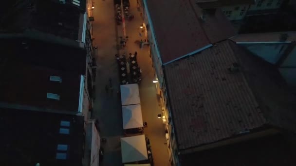 Gente Caminando Por Callejón Sentada Cafetería Por Noche Novi Triste — Vídeos de Stock