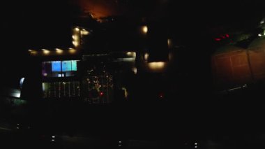 Sırbistan 'ın Novi Sad kentinde akşam yemeği yiyen misafirlerle restoranın en iyi manzarası