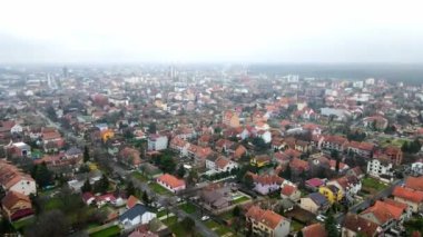 Sırbistan 'ın Pancevo kenti üzerindeki İHA uçağı sisli bulutlu bir havada