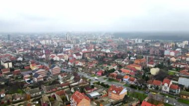 Sırbistan 'ın Pancevo kenti üzerindeki İHA uçağı sisli bulutlu bir havada