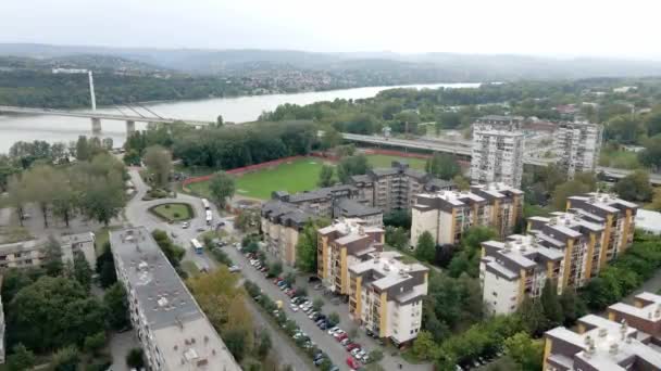 Eine Brücke Über Die Donau Und Eine Stadtlandschaft Mit Gebäuden — Stockvideo