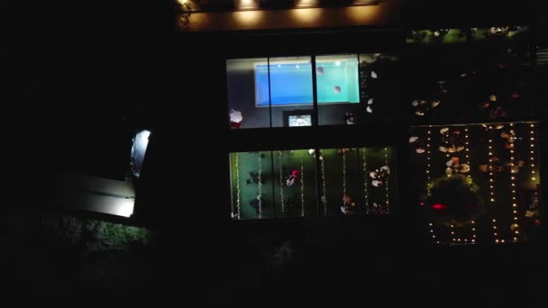 Nacht Luchtfoto Van Mensen Dineren Resort Novi Sad Servië — Stockvideo