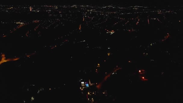 ノヴィ セルビアの街灯が点滅する夜の空中映像 — ストック動画