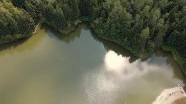 Göl yüzeyinden yansıyan güneş havadan yansıyor.