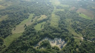 Göl üzerindeki çok parlak gökyüzü, insansız hava aracıyla ele geçirilen orman ve tarlalar