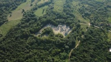 Sırbistan 'ın doğusunda güneşli bir günde, ormandaki bir gölün üzerinde insansız hava aracı uçuşu