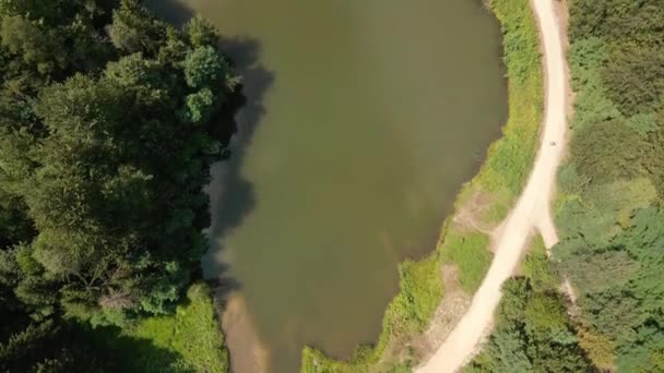 Drone Voar Diretamente Acima Lago Radalj Sérvia Bosques Torno Dele — Vídeo de Stock
