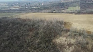 Tanınmayan avcılar, parlak turuncu elbiseler giyiyorlar, yukarıdan görünen çalılıklarda bekliyorlar.
