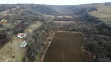 Tarım arazileri, yabani çalılar ve insansız hava aracından görülen tanınmayan birkaç avcı.