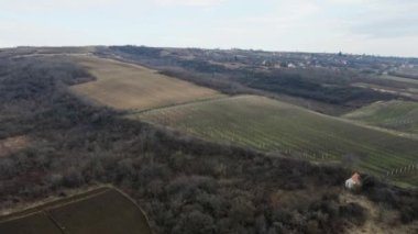 Tarım ve üzüm bağlarının havadan görünüşü etrafında avcılar var.