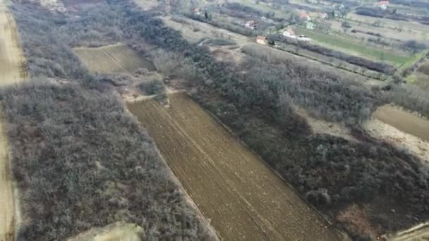 Αγροκτήματα Που Περιβάλλονται Από Δάση Κοντά Στο Χωριό Της Σερβίας — Αρχείο Βίντεο