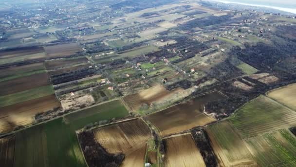 Luchtfoto Van Fluweelachtige Verlichte Lappendeken Van Landbouwvelden Een Dorp Servië — Stockvideo