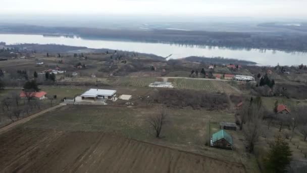 Vista Aérea Casas Esparcidas Por Paisaje Montañoso Orillas Del Danubio — Vídeos de Stock
