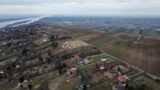 セルビアのダヌーブ川の丘に囲まれた田園地帯の空中映像 — ストック動画