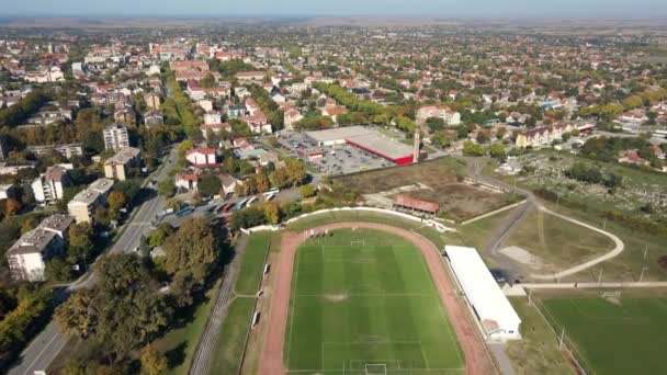 Voo Drone Acima Estádio Esportivo Cidade Sérvia Sombor Dia Ensolarado — Vídeo de Stock