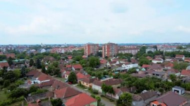 Sırbistan 'ın Sremska Mitrovica kentinin hava manzarası bulutlu bir günde