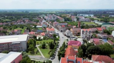 Sırbistan 'ın Sremska Mitrovica kentindeki uzun caddenin hava görüntüleri