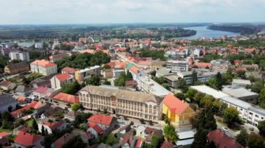Sırbistan 'ın Sremska Mitrovica kentinde eski bir lise binasının hava manzarası