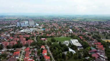 Sırbistan 'ın Sremska Mitrovica yerleşim bölgesinin hava görüntüleri