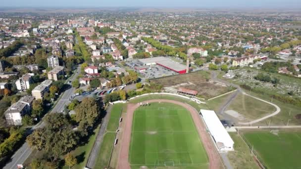 Güneşli Bir Günde Sırbistan Sombor Kentindeki Spor Stadyumunun Hava Görüntüleri — Stok video