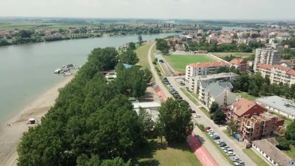 Luchtfoto Van Zandstrand Pier Stadsgezicht Van Sremska Mitrovica Servië — Stockvideo