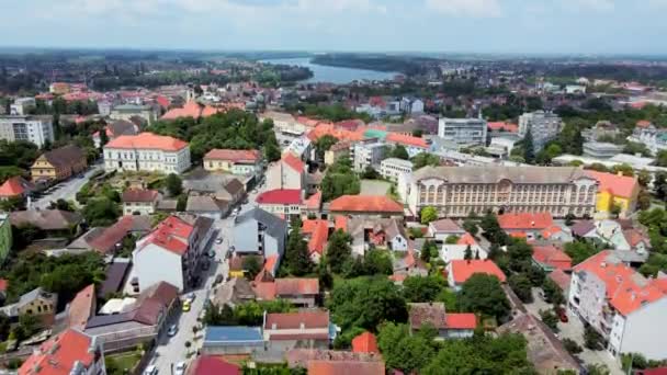 Uppstigande Drönare Fångar Idylliska Stadsbilden Sremska Mitrovica Serbien — Stockvideo