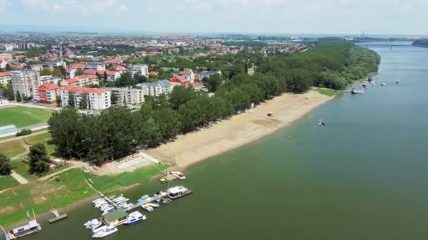 Sırbistan Sremska Mitrovica Kentindeki Sava Nehir Kıyısındaki Kumsal Manzarası — Stok video