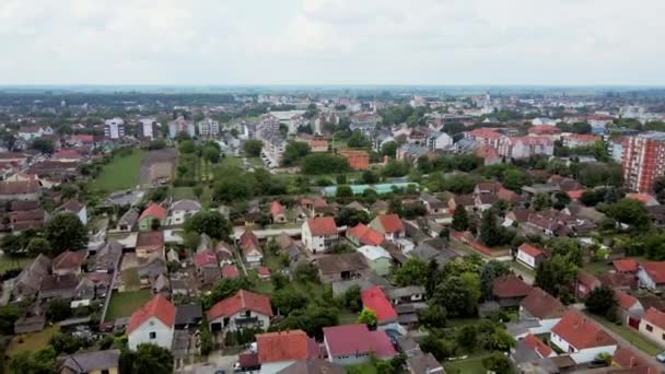 Sırbistan Sremska Mitrovica Yerleşim Bölgesinin Insansız Hava Aracı Atışı — Stok video