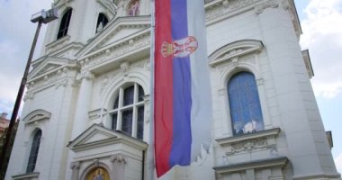 Sırp bayrağı Sremski Karlovci 'deki Sırp Ortodoks kilisesinin önünde direkte dalgalanıyor