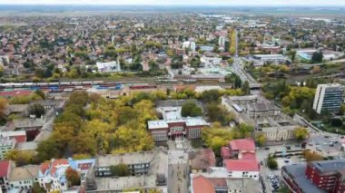 Sırbistan 'ın Subotica kentinde raylarda trenlerin olduğu bir tren istasyonu havadan görülüyor